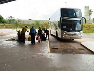 Passageiros aguardam chegada de ônibus de viagem, na rodoviária de Campo Grande.  (Foto: Kleber Clajus/Arquivo).