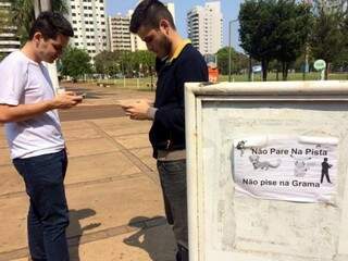 Quem entra dá de cara com os recados. (Foto: Thailla Torres)