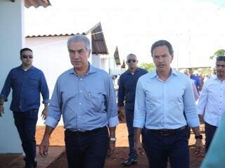 Governador Reinaldo Azambuja (PSDB) ao lado do prefeito Marquinhos Trad (PSD), durante entrega de casas no Bom Retiro (Foto: Paulo Francis - Arquivo)