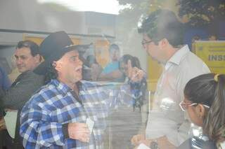 Carlos Sandim durante conversa com um dos gerentes da agência, na tarde de ontem (05). (Foto: Paulo Francis)