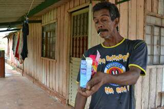 Sebastião mostra a caixa do frasco do colírio. Em vez do medicamento, água sanitária. (Foto: Simão Nogueira)