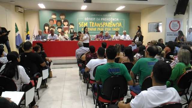 Em audi&ecirc;ncia, servidores prop&otilde;em que governo recue de reforma da previd&ecirc;ncia
