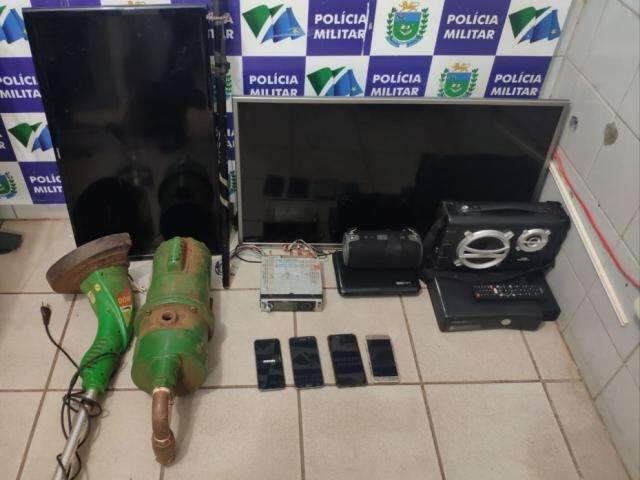 PM prende traficantes e encontra maconha enterrada no quintal de &quot;boca de fumo&quot;