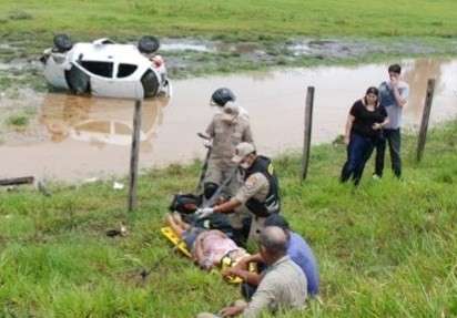 Carro capota v&aacute;rias vezes na MS-395 e fere gestante e uma crian&ccedil;a