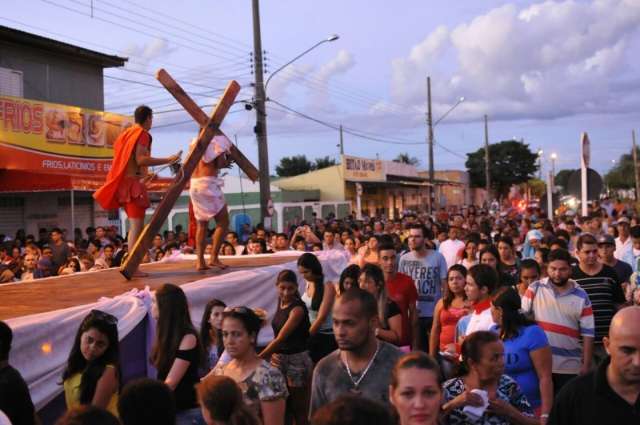 Chuva d&aacute; tr&eacute;gua e Via-Sacra leva multid&atilde;o &agrave;s ruas das Moreninhas