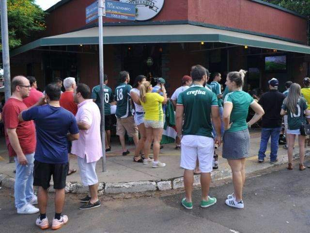 Palmeirenses se espalham em bares da Capital para assistir jogo decisivo