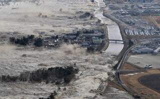 Terremoto e ondas gigantes devastaram o Japão.  