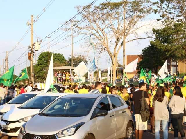 #EleN&atilde;o e #EleSim levam ao menos 1,4 mil manifestantes para as ruas