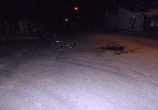 Ciclista morreu no local e autor do acidente ainda não foi localizado. (Foto: Marcos Donzeli/ Nova Notícias)