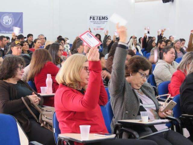 Notificados, professores v&atilde;o cumprir liminar do TJ, mas greve continua