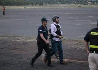 Pavão (de colete) chegou às 6h em aeroporto paraguaio para extradição. (Foto: Senad Press)