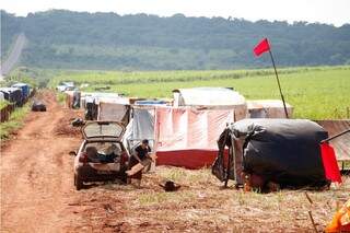 Barracos montados pelos sem-terra na fazenda da família Bumlai (Foto: Eliel Oliveira)