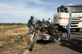 Carreta e moto ficaram no local do acidente após bombeiro encaminhar vítima ao hospital (Foto: Cleber Gellio)