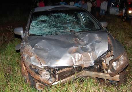 Em acidente com três mortes, carro capotou várias vezes após colisão