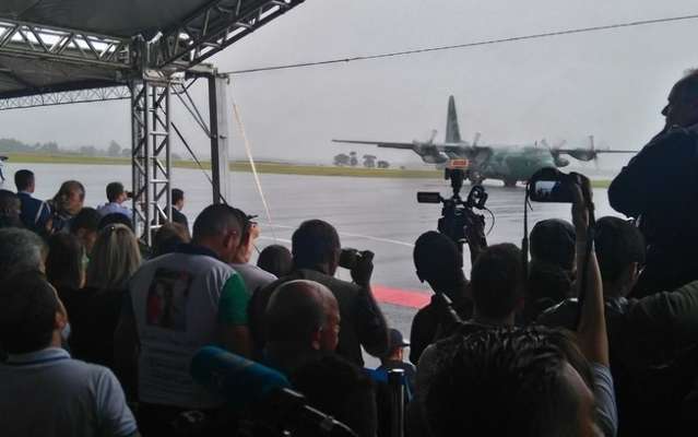 Sob chuva e muita tristeza, corpos s&atilde;o recebidos no aeroporto de Chapec&oacute;