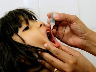 Criança recebendo dose da vacina no dia D da campanha. (Foto: Henrique Kawaminami) 