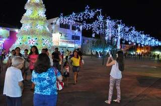 Árvore de Natal no calçadão da praça virou cartão postal para fotos (Foto: Eliel Oliveira)