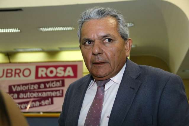Policiais armados suspendem sess&atilde;o e abrem nova crise com Bernal