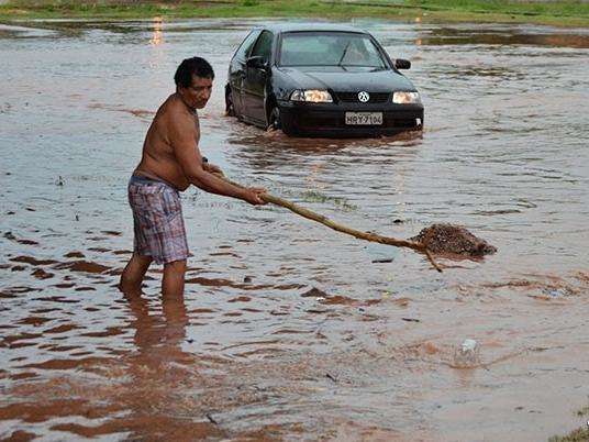 Chuva alaga ruas, invade casas e moradores reclamam de infraestrutura