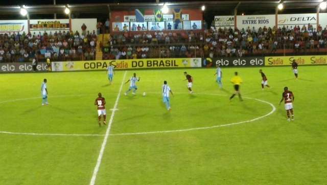 &Aacute;guia empata ap&oacute;s estar perdendo por dois gols e for&ccedil;a jogo de volta