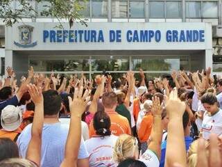 Grevistas em frente à Prefeitura hoje ( (Foto: Fernando Antunes)