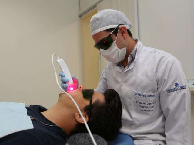 Aparelho pode ser a chance de fazer clareamento dental a laser sem sentir dor