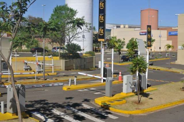 Fot&oacute;grafo perde R$ 50 mil em furto em estacionamento de shopping 