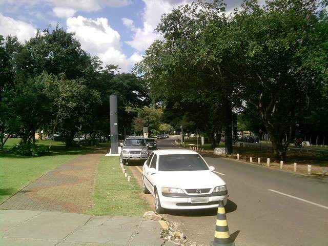  Motoristas estacionam na faixa de lombada eletr&ocirc;nica no Parque dos Poderes