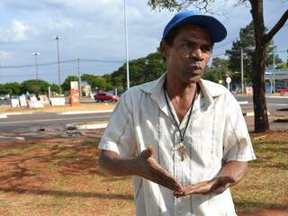 Paulo Roberto Paixão, de 50 anos, apóia a instalação dos cavaletes de propaganda. “Sem política a gente não vive&quot;, disse. (Foto: Simão Nogueira)