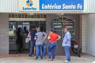 Campo-grandenses formam fila em frente à lotérica para fazer suas apostas. (Foto: Fernando Antunes)