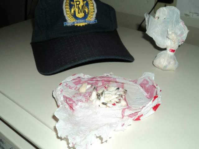  Jovem &eacute; preso com 33 papelotes de crack; comparsa foge