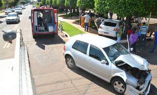 Colisão deixa sete pessoas feridas, seis delas estavam no mesmo carro. (Foto: Minamar Júnior)