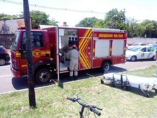 Corpo de Bombeiros e Samu socorreram o ciclista (Foto: Leonardo Rocha)