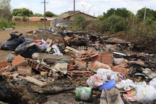 Fiscais intensificam vistorias em áreas e terrenos c om entulho e lixo e aplicam multas. (Foto:Arquivo/Gerson Walber)