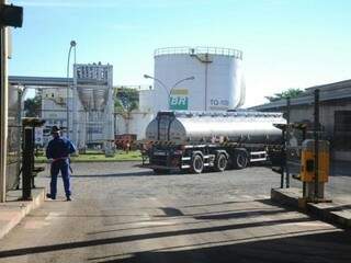 Movimentação de caminhões em distribuidora de combustíveis em Campo Grande (Foto: Paulo Francis/Arquivo)