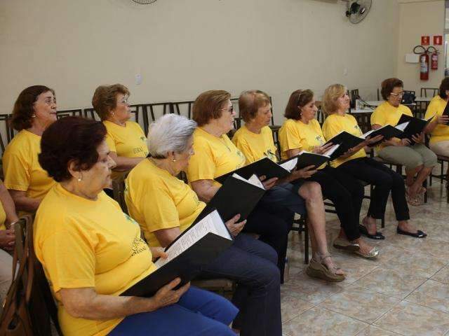 Mulheres de diferentes idades unem vozes em coral e encontram alegria na m&uacute;sica