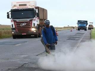 Mais da metade dos veículos que usam a rodovia são caminhões (Foto: Edemir Rodrigues/Governo de MS)