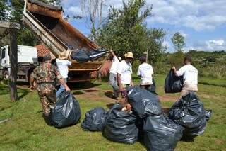 Cerca de meia tonelada de lixo foi retirada do rio. (Foto: Ademar Cardoso) 