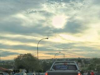 Sol nascendo na capital sul-mato-grossense. Hoje, o dia deve ser de temperatura amena na maioria das cidades do Estado (Foto: Henrique Kawaminami) 
