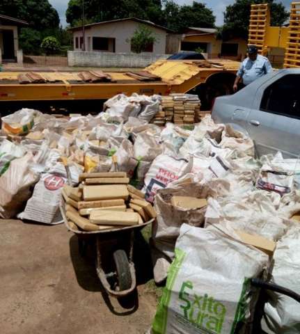 Pol&iacute;cia encontra quase 4 toneladas de maconha em fundo falso de caminh&atilde;o