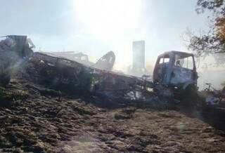 Veículos foram destruídos pelo fogo. (Foto: Marcos Donzeli)