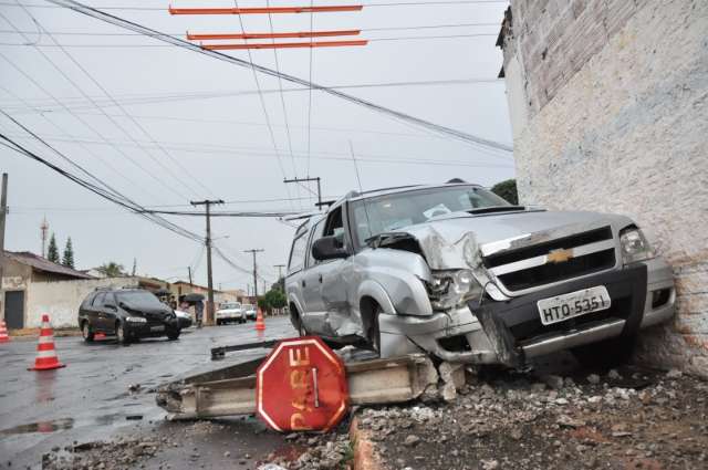 Camionete derruba poste em acidente no bairro Taveir&oacute;polis