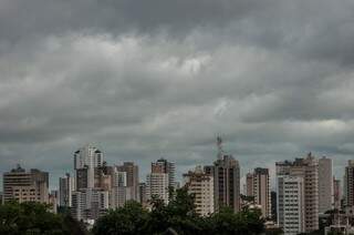 Céu nublado em Campo Grande na tarde desta sexta-feira (Foto: Alcides Neto)