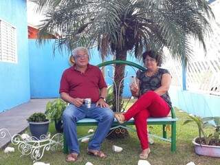 Pedro e Luzelena na residência de Anhanduí. (Foto: Marina Pacheco)