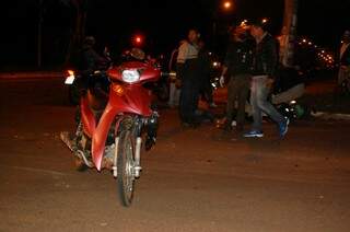 Motocicleta envolvida no acidente transportava duas mullheres. (Foto: Fernando Antunes)