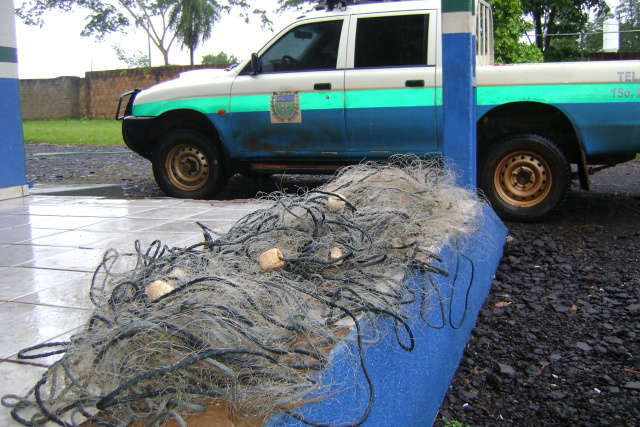  PMA apreende 500 metros de redes de pesca no Rio Paran&aacute;