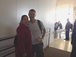 Paulline ao lado de Nick Carter em aeroporto de Porto Alegre (Foto: Arquivo Pessoal)