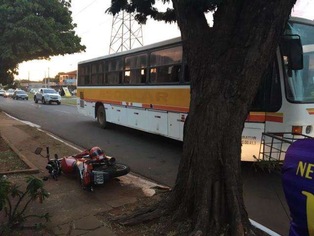 Motociclista fica inconsciente ap&oacute;s colidir na porta de &ocirc;nibus na Guaicurus 
