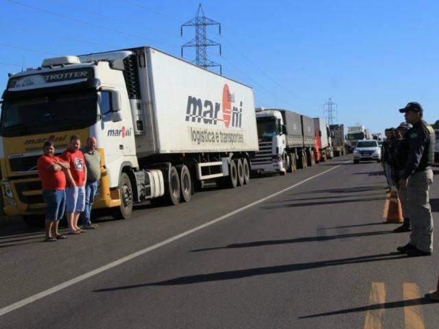 Caminhoneiros retomam bloqueio em rodovias de MS nesta manh&atilde;