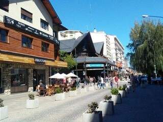 Bariloche: bares e lojas abarrotados de turistas.
